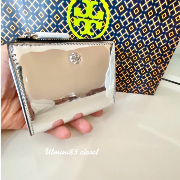 🍀NEW🍀🌈Tory Burch Robinson Mirror metallic mini wallet/silver - Picture 3 of 8